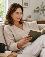 Leesbril lezen op bank stijlvol transparant
